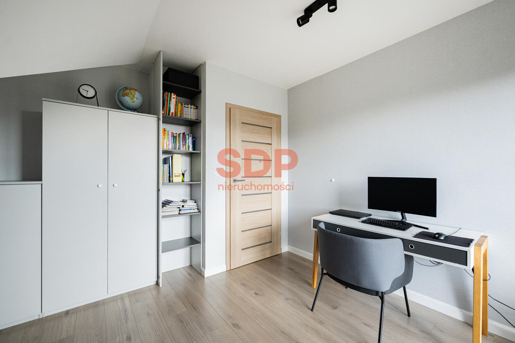 Dom we Wrocławiu | Przestronny | Ogród | Taras | Garaż w bryle budynku-9