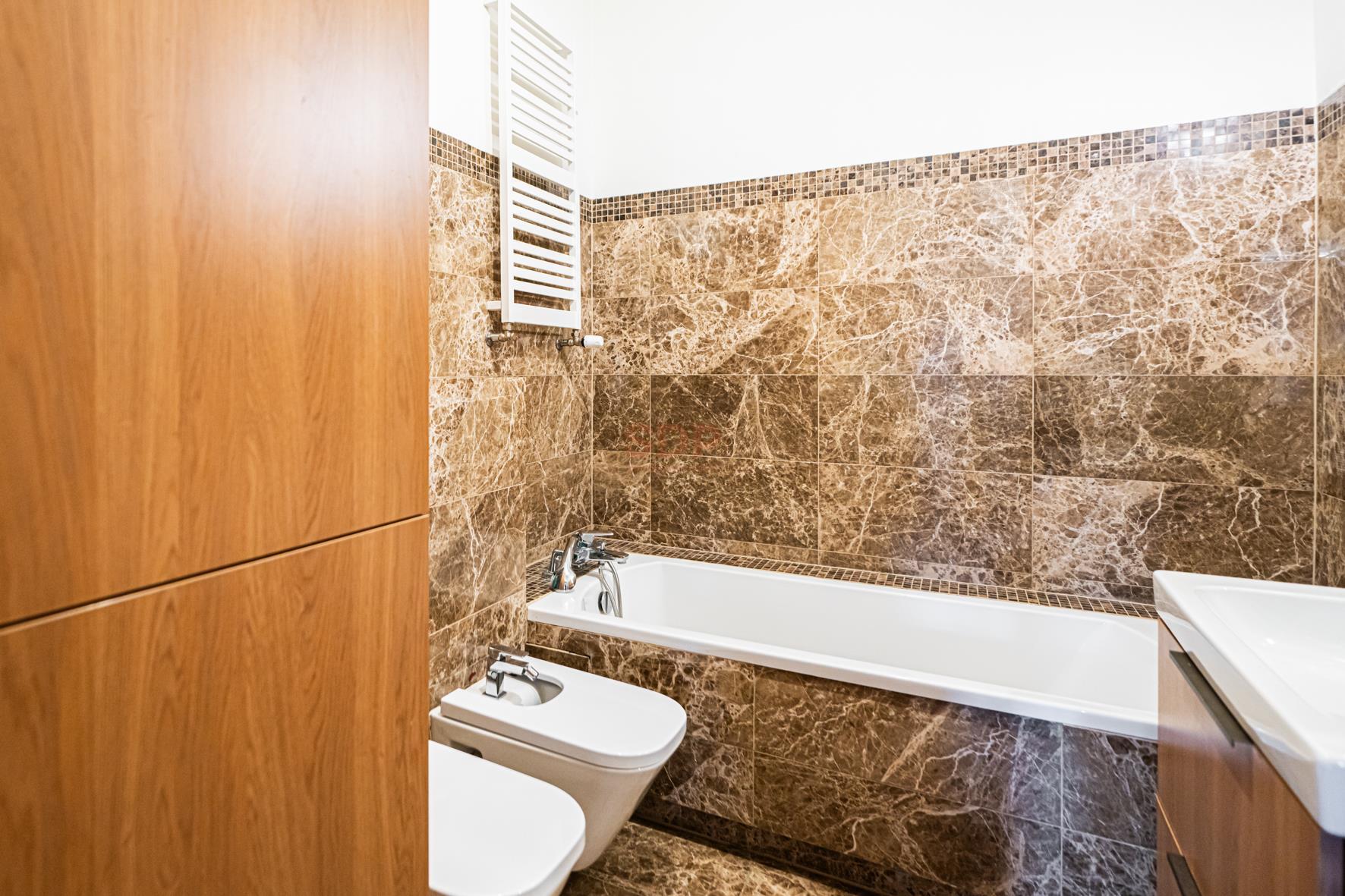 Przestronny apartament w kamienicy projektu Maxa Berga-12