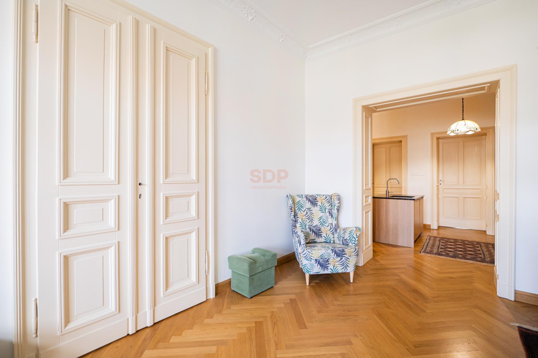 Przestronny apartament w kamienicy projektu Maxa Berga-7