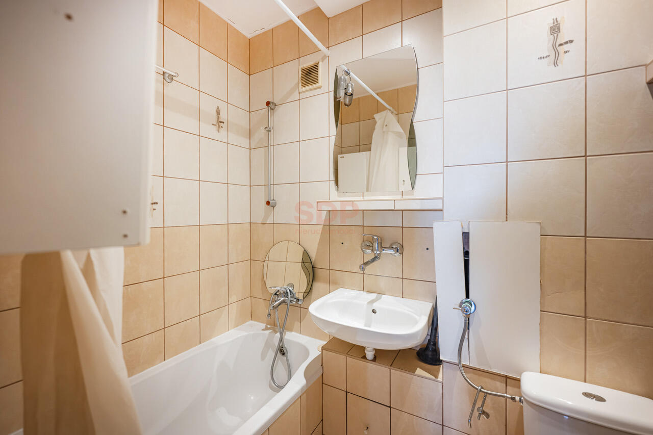 4 pokoje z kuchnią. Do odświeżenia i własnej aranżacji.-9