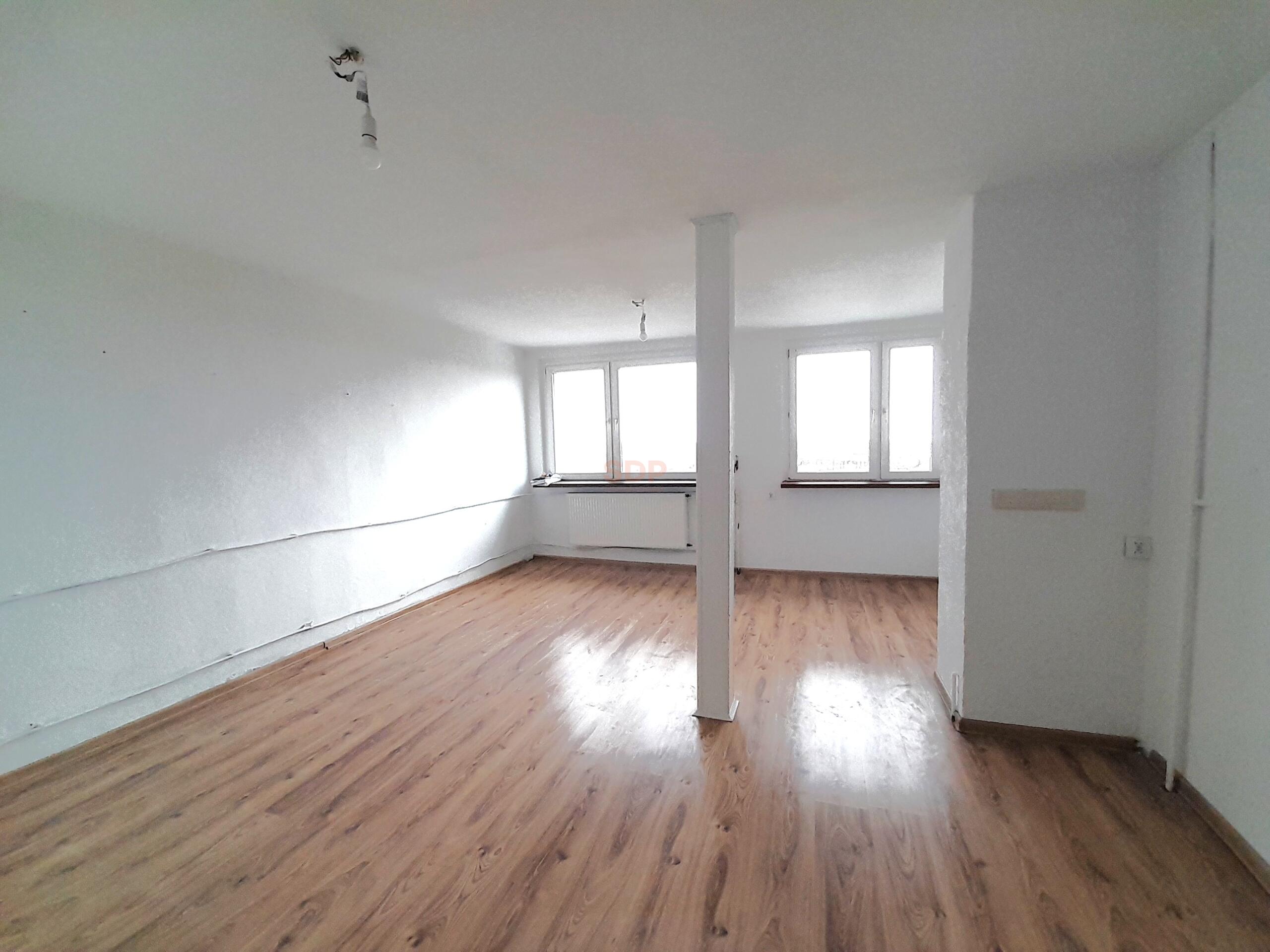 4 pokoje z kuchnią. Do odświeżenia i własnej aranżacji.-1