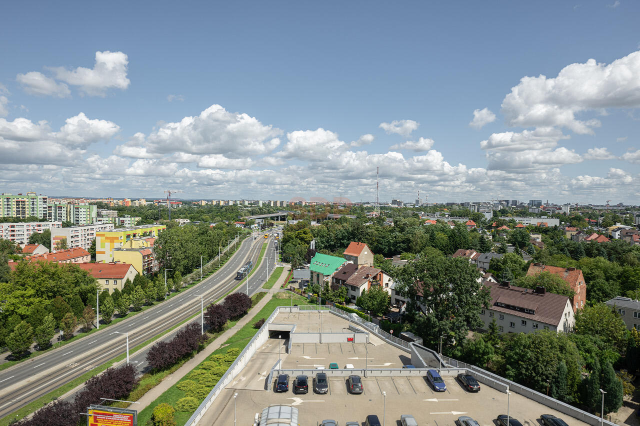 4 pokoje z kuchnią. Do odświeżenia i własnej aranżacji.-3