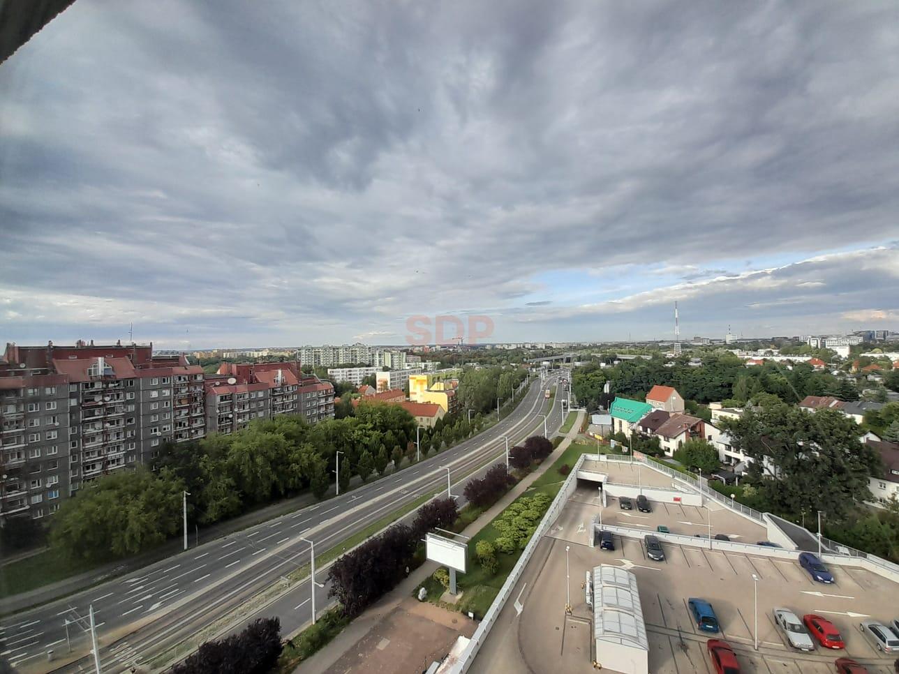 4 pokoje z kuchnią. Do odświeżenia i własnej aranżacji.-4