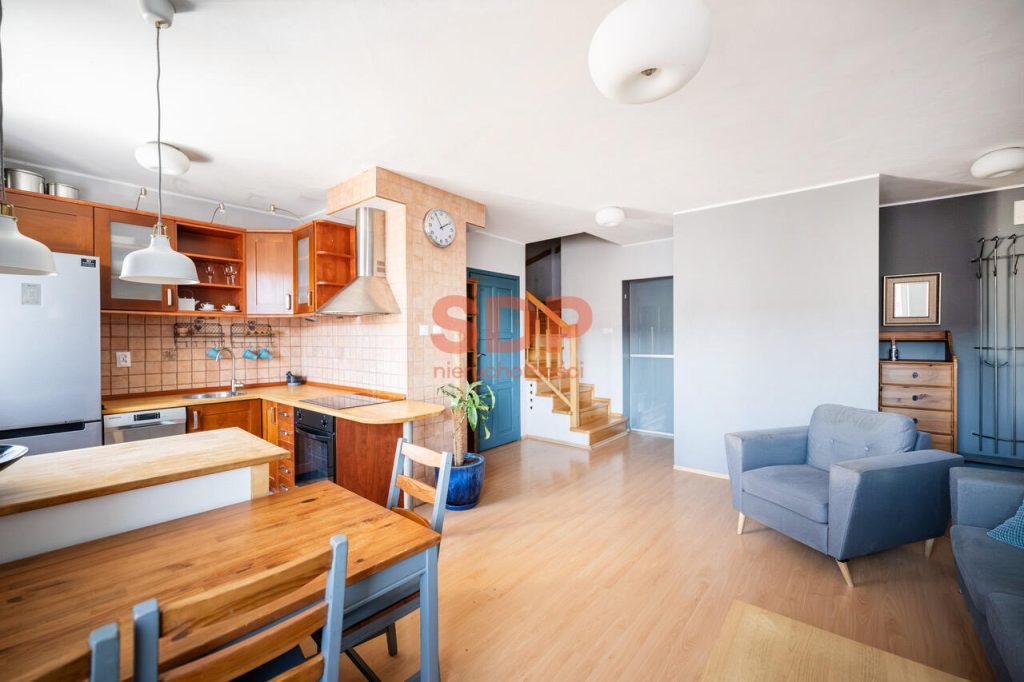 Dwupoziomowe mieszkanie z dwoma balkonami i dwoma garderobami-0