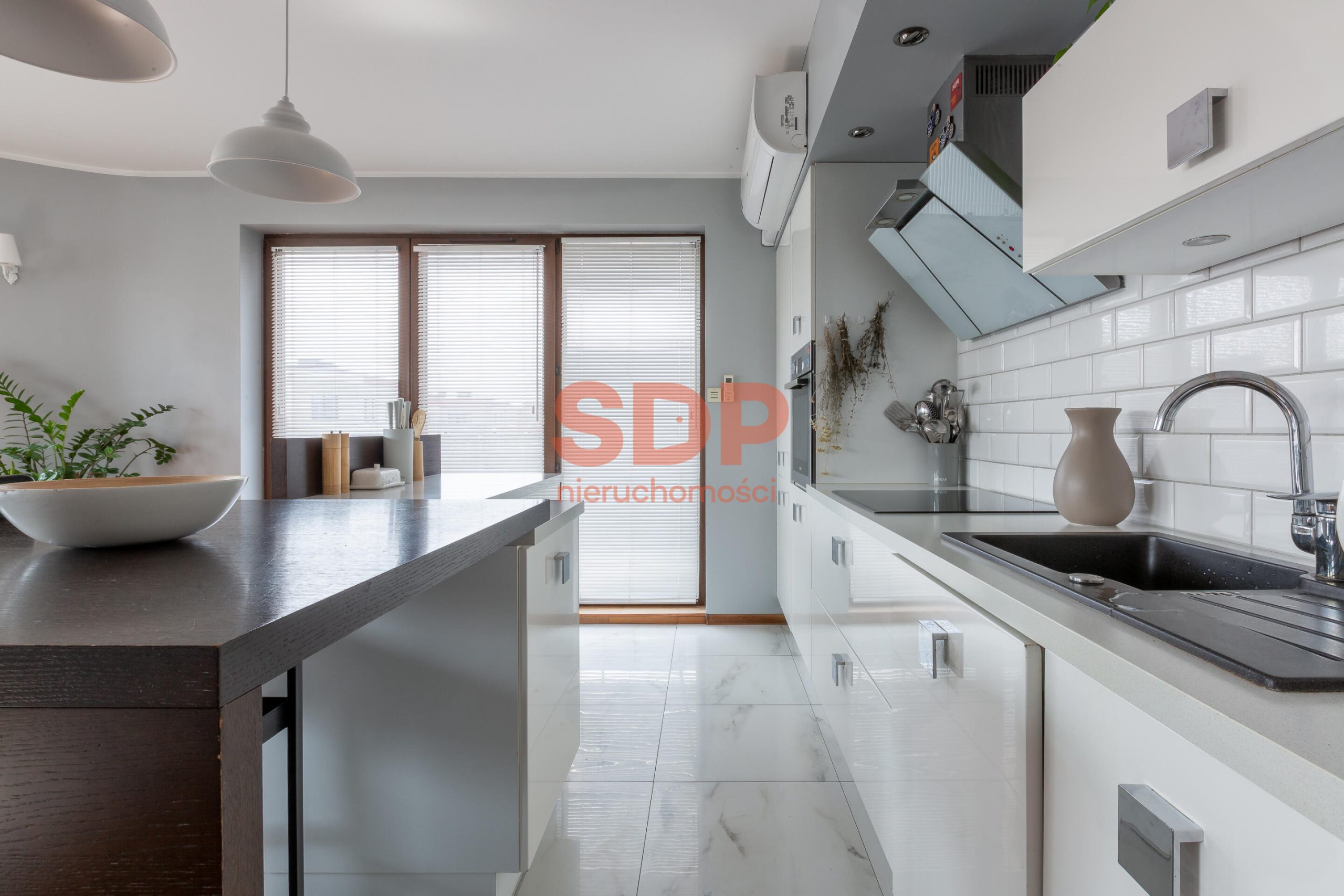 Narożne, klimatyzowane 3 pokoje | Zamknięte osiedle | Komórka 4,6 m²-0