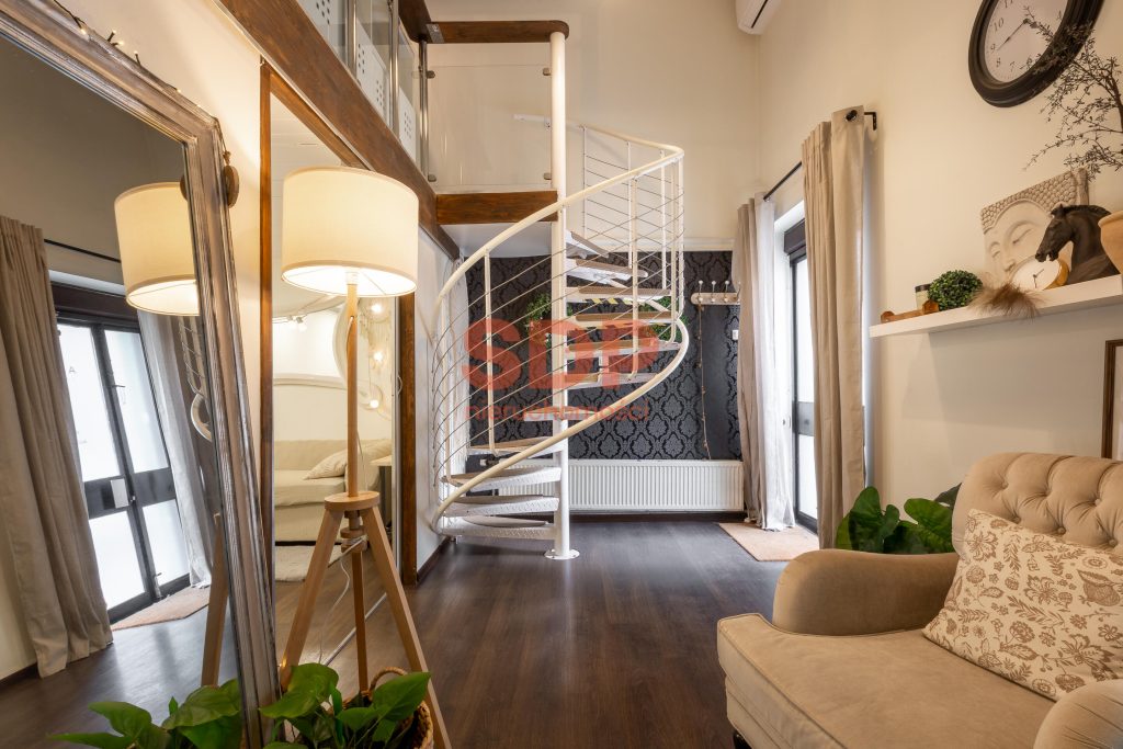 Lokal użytkowy z antresolą i witryną-0