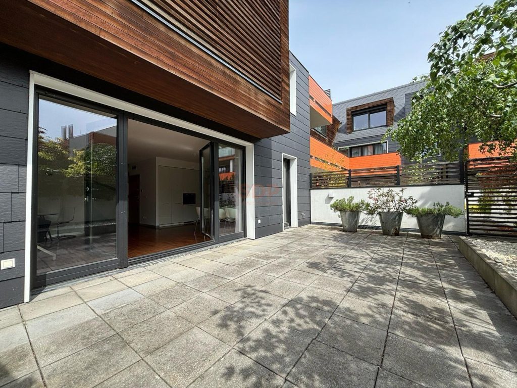 Mieszkanie z tarasem i miejscem postojowym-0