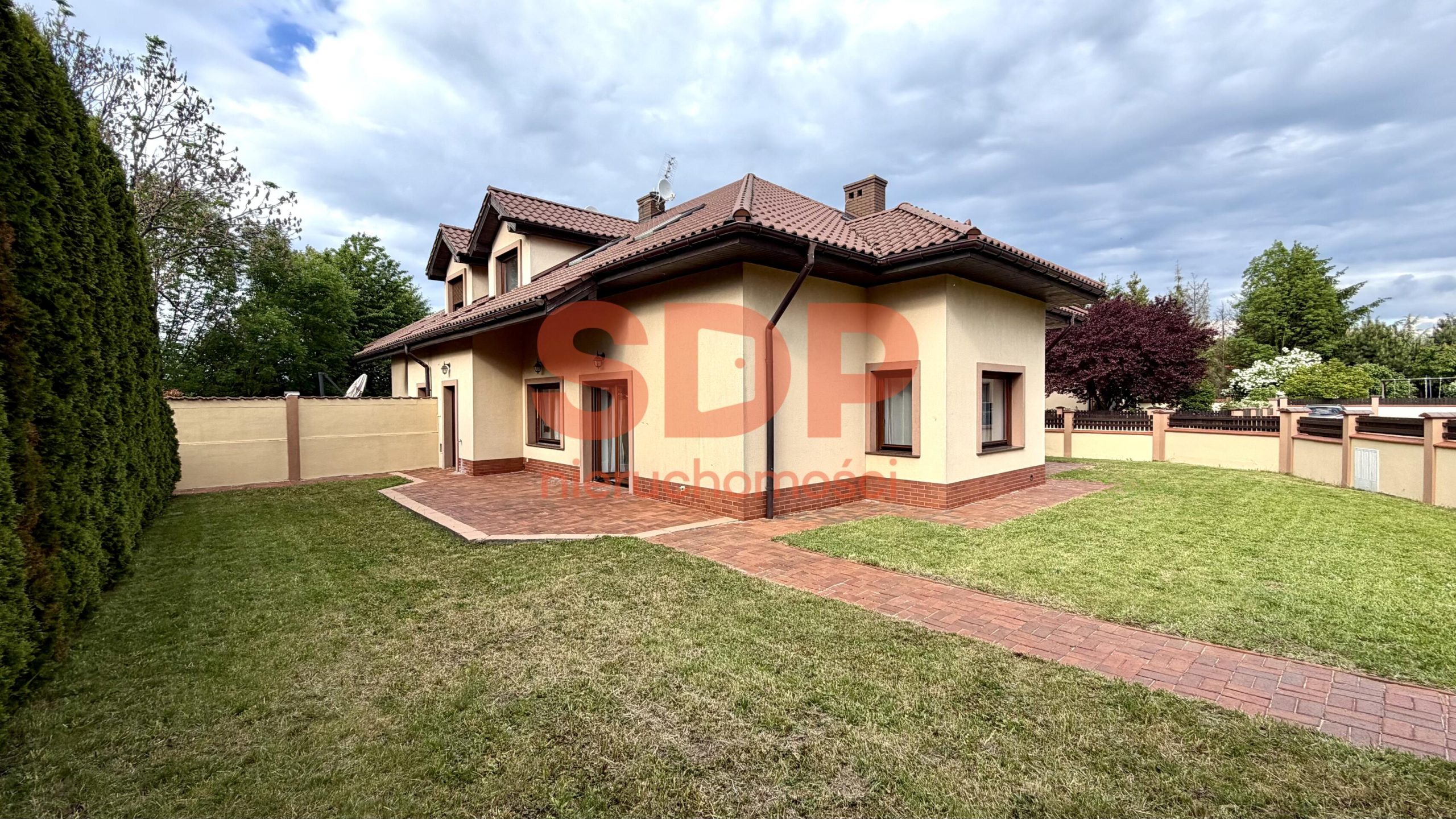 Przestronny dom na zamkniętym osiedlu-2
