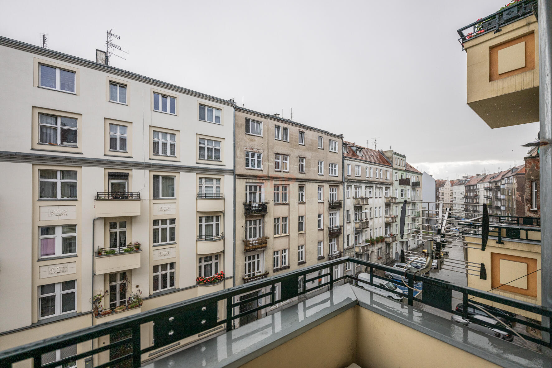 Dwustronne mieszkanie w kamienicy 2km od Rynku + duży zamykany garaż-9