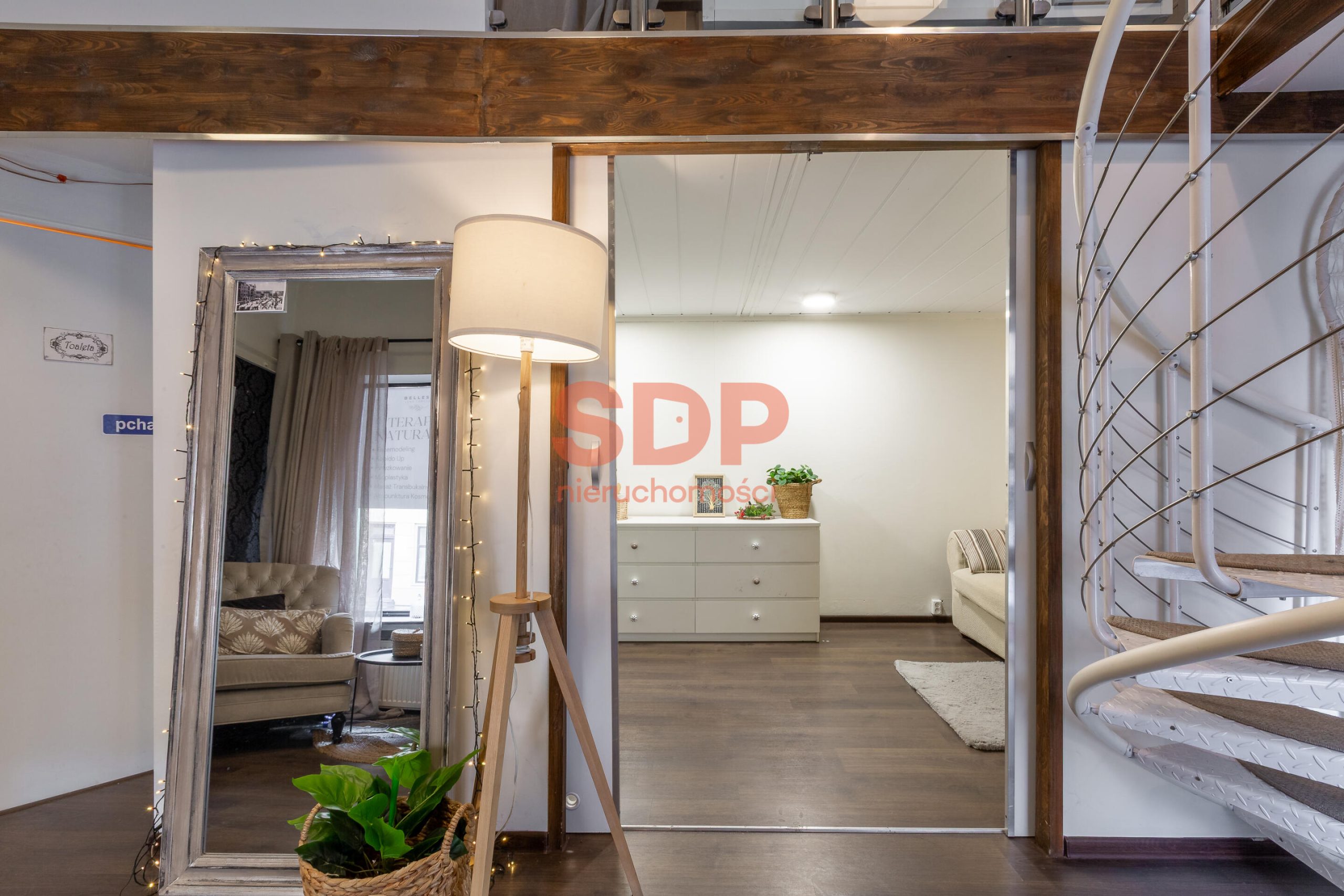 Lokal usługowy z witryną przy uczęszczanej drodze-5