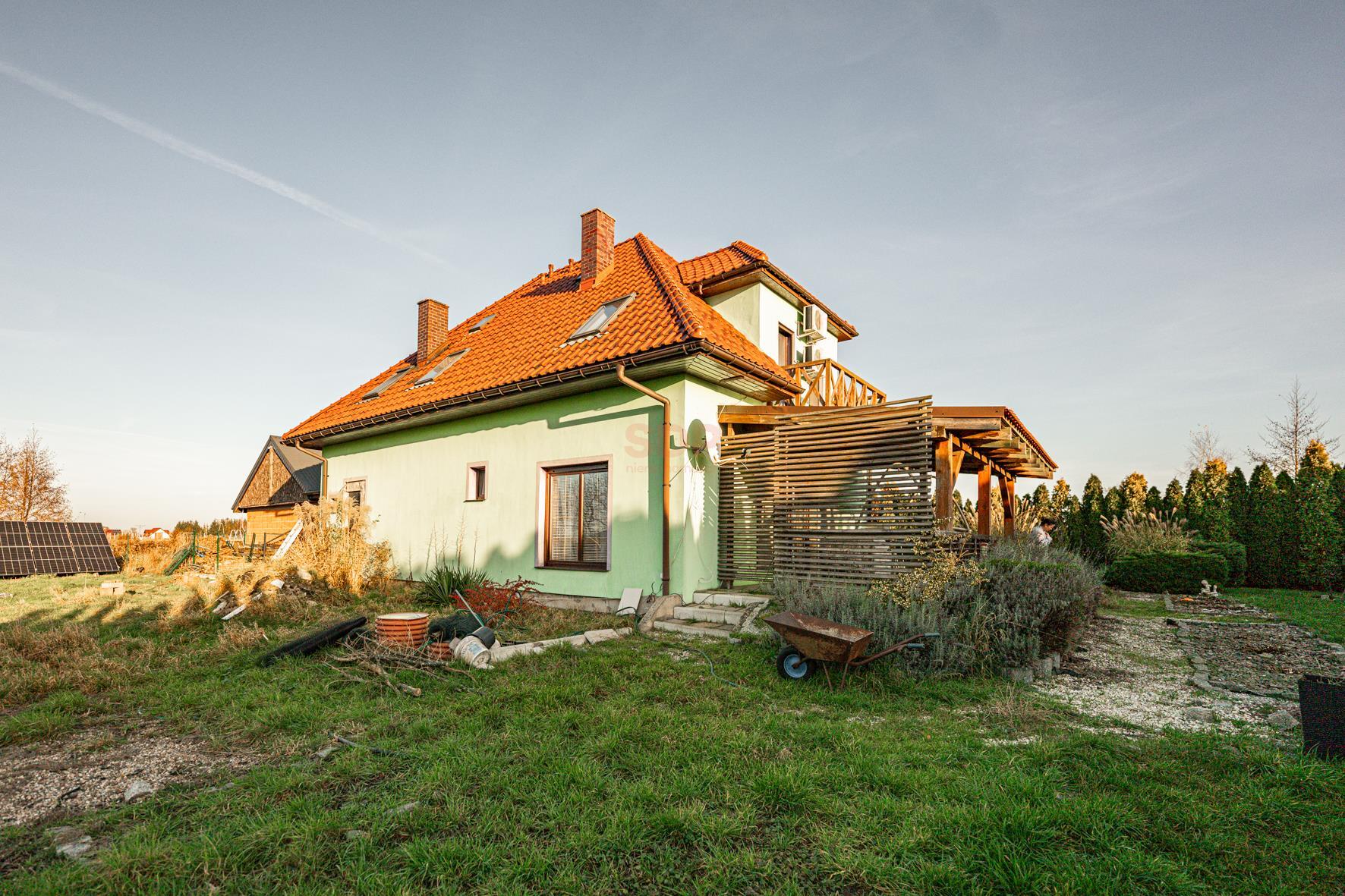 Dom z gruntową pompą ciepła i fotowoltaiką-47