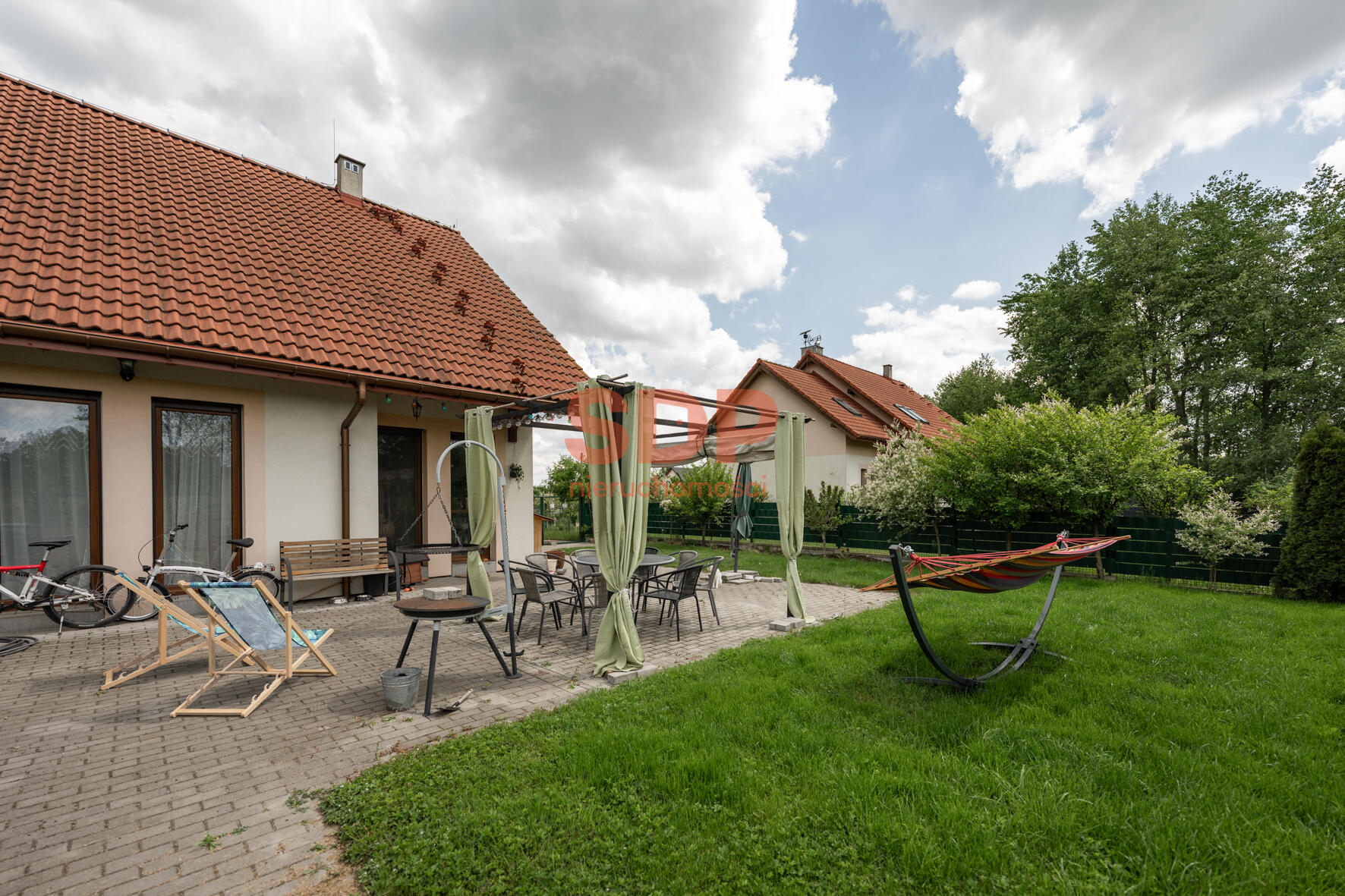 Rodzinny,przestronny dom, 5 sypialni, duża działka,klimatyzacja, blisko szkoły-22