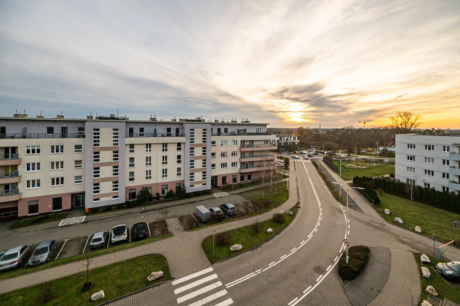 3 pokoje |miejsce postojowe za szlabnem | do wejścia | widok na Ślęże-15