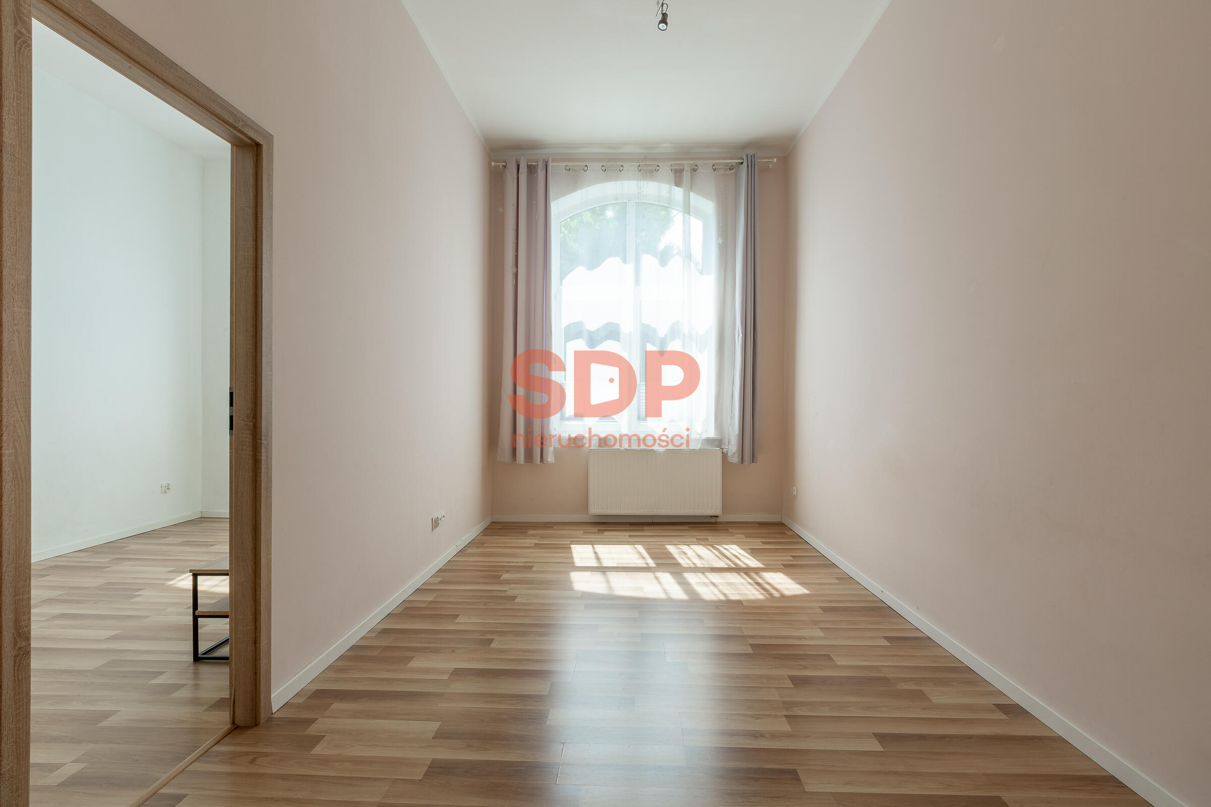 Wysokie pomieszczenia, duże okna, po remoncie-11